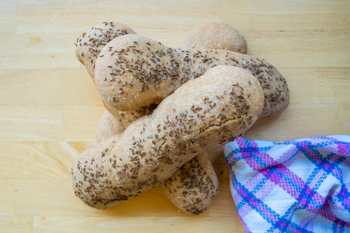 Vier Vollkorngebäckstangen mit leckerem Kümmel