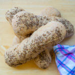 Vier Vollkorngebäckstangen mit leckerem Kümmel