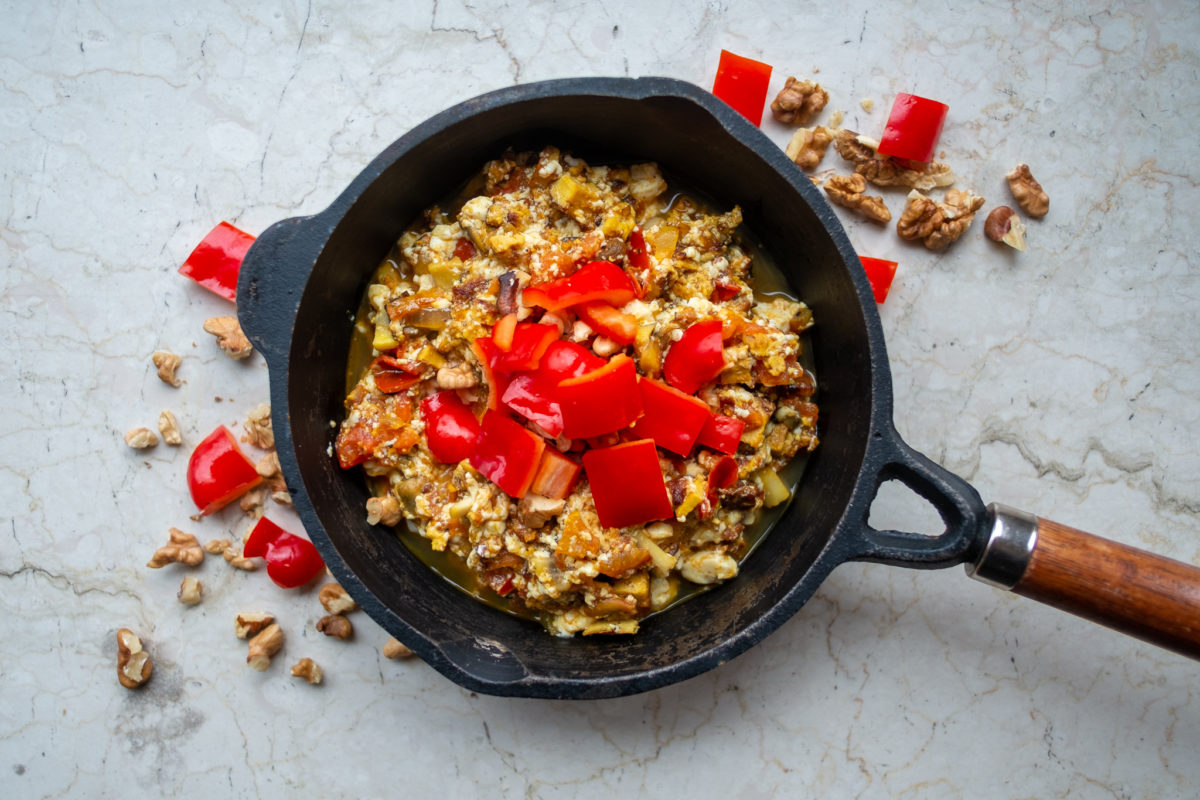 Seidentofu, Räuchertofu und Tofu natur statt Rührei in einer gusseisernen Pfanne
