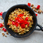 Seidentofu, Räuchertofu und Tofu natur statt Rührei in einer gusseisernen Pfanne