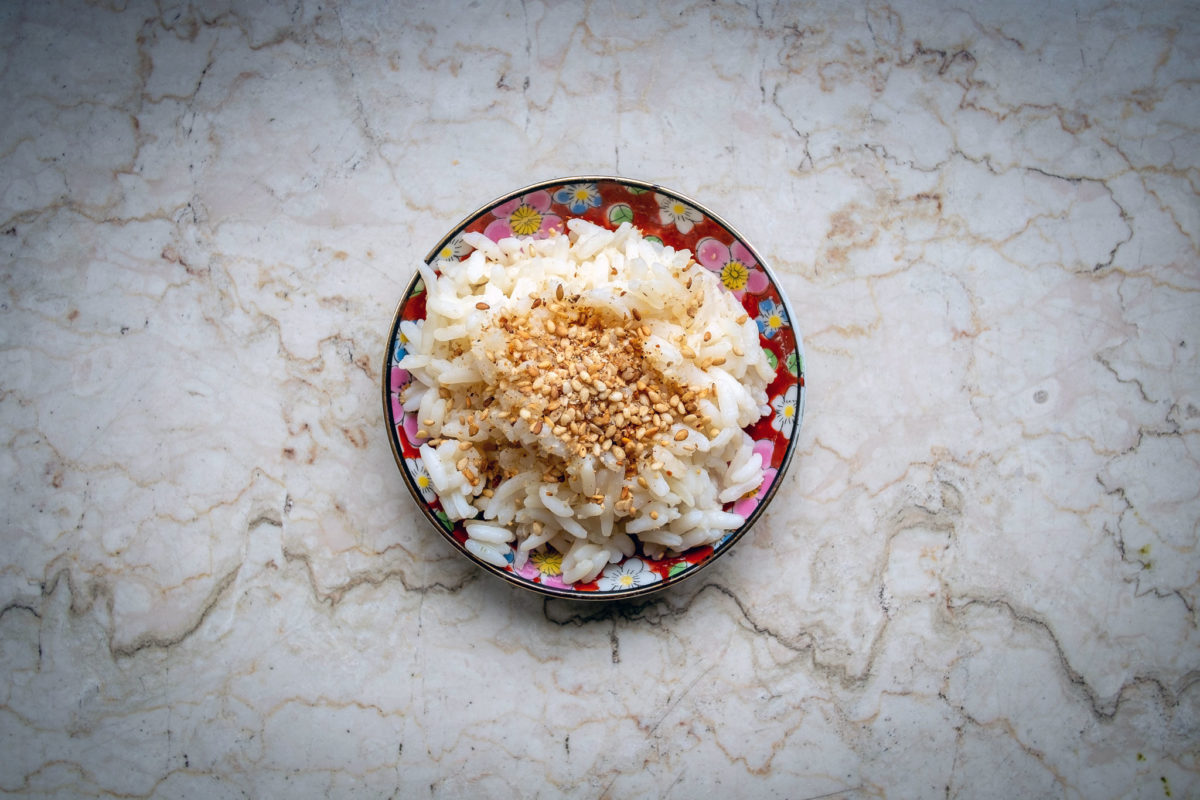 Gomashio Gewürzmischung auf kleinem Teller mit Reis