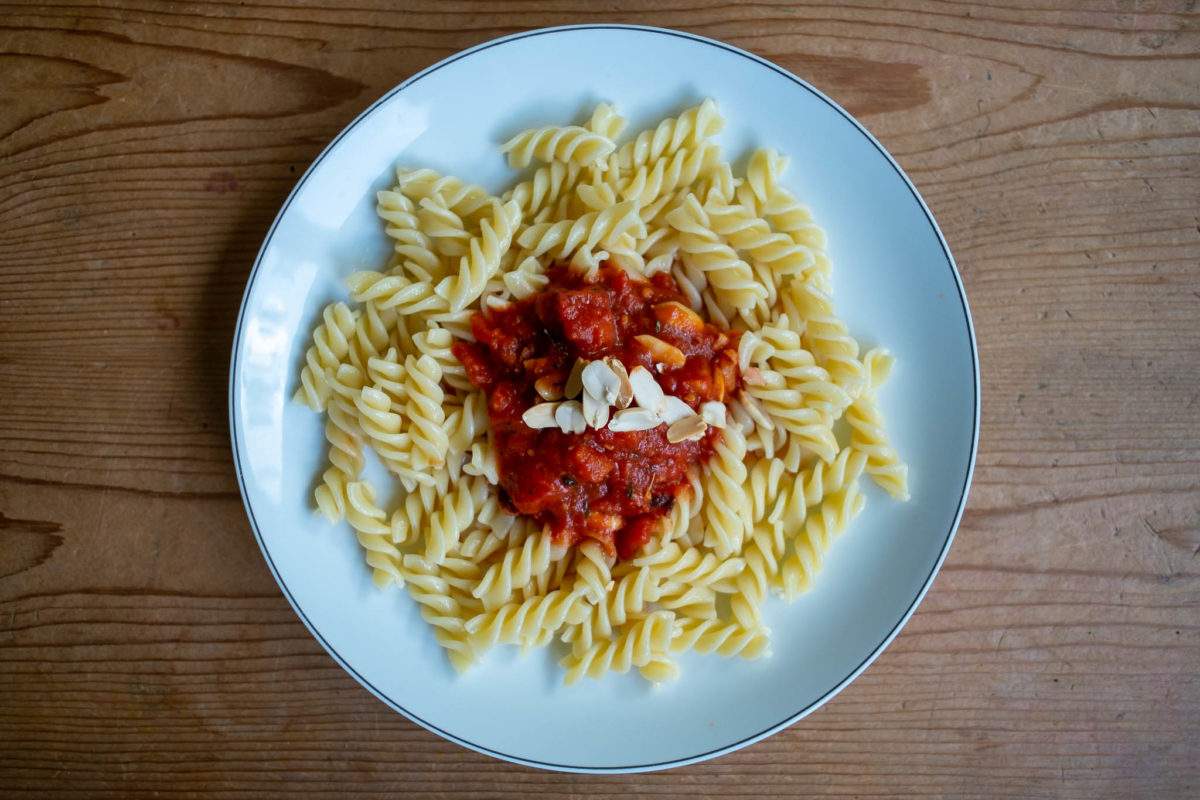 Nussmatenudeln - Teller mit Spirelli an Tomatensouce mit Erdnüssen