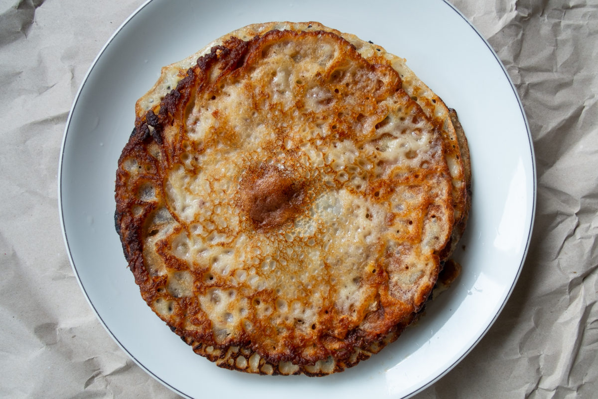 Eier­kuchen, Palat­schinken, Flädle oder Eier­puffer - sie alle bezeichnen ein mehr oder weniger einfaches Grund­rezept - hier knuspirg braun gestapelt auf einem Teller