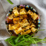 Teller mit marinierten Tofuwürfeln und Rauke